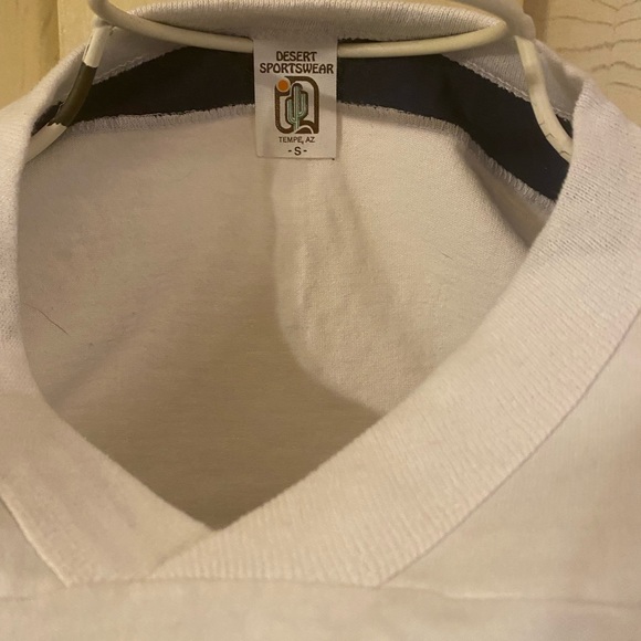 Vintage crop top t-shirt.  V- neck with vintage mustang 💙 - Picture 4 of 4